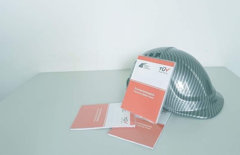 Schutzhelm und TÜV-Zertifikate