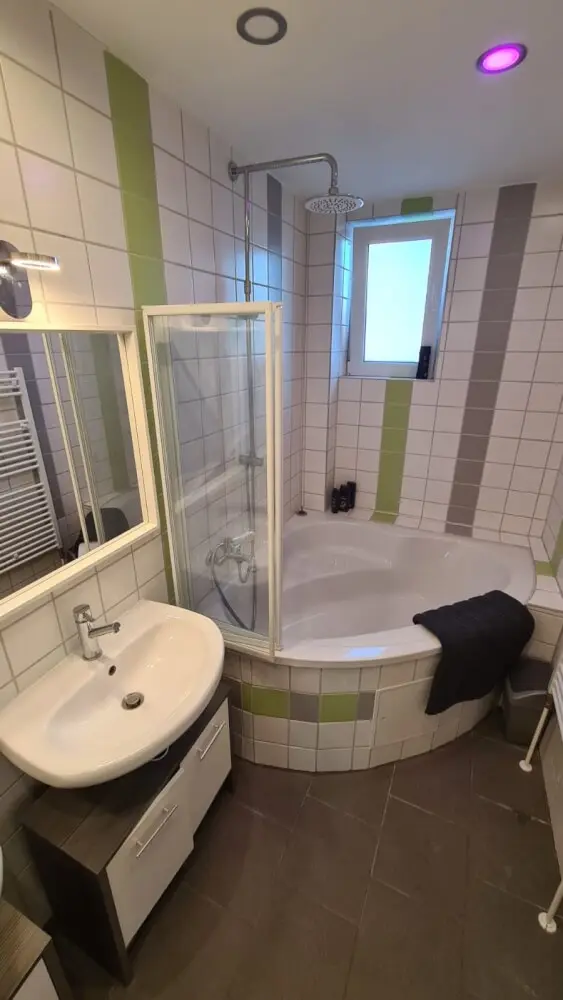 Bad mit Dusche und Badewanne