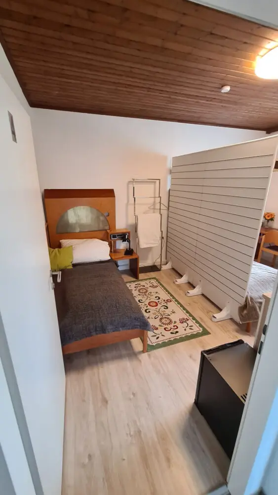 Einzelzimmer mit Raumteiler
