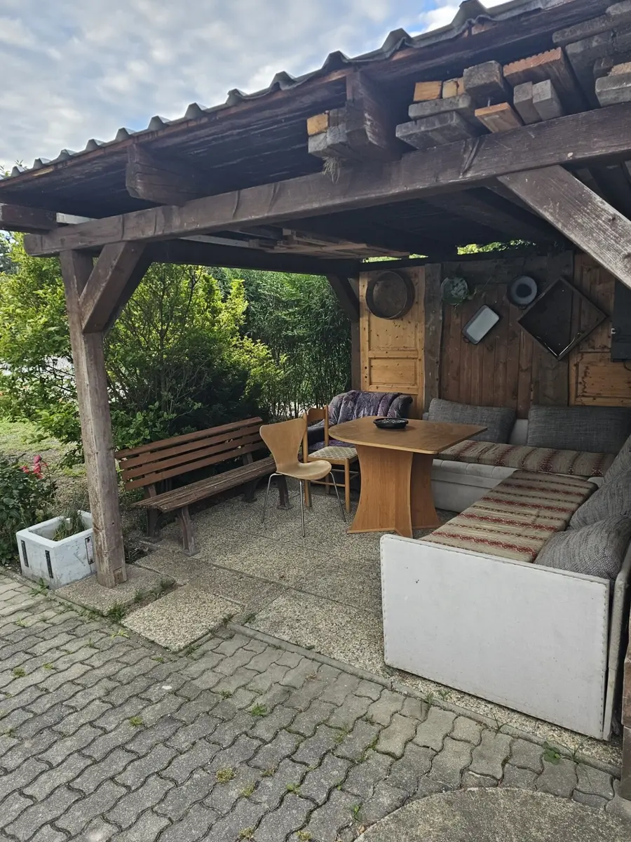 Überdachter Pavillon im Garten